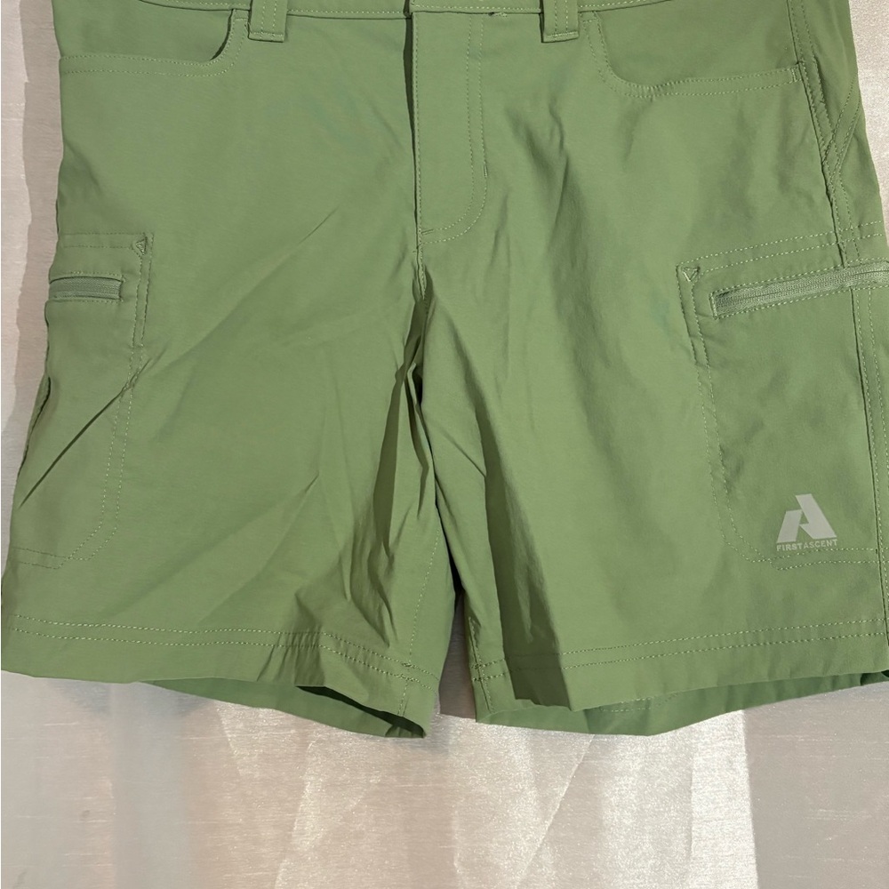 Women’s Eddie Bauer Green Cargo Shorts size 8